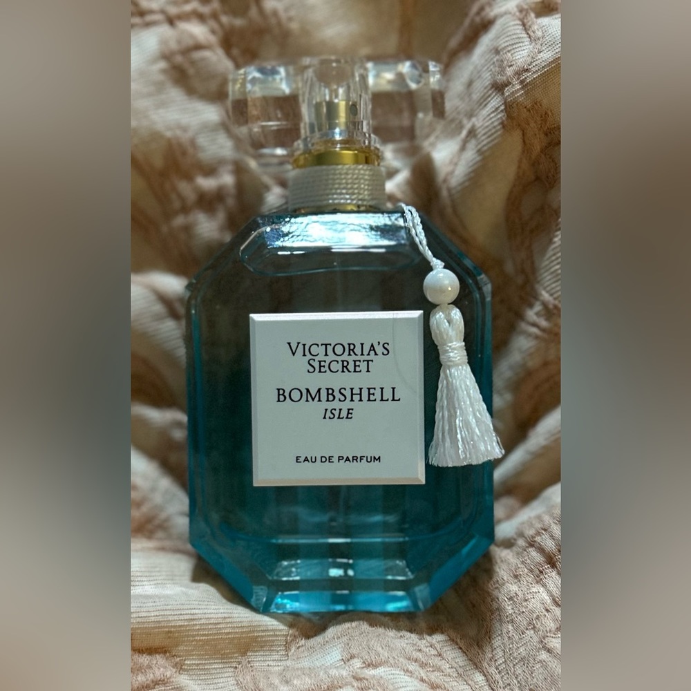 NWOT Victoria’s Secret 100ml/3.4oz BOMBSHELL ISLE EAU DE PARFUM